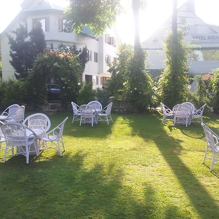 Hotel Mirage Srinagar  Ngoại thất bức ảnh