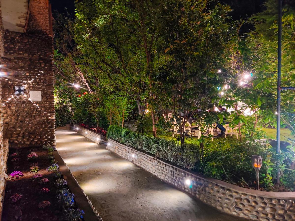 Hotel Mirage Srinagar  Ngoại thất bức ảnh