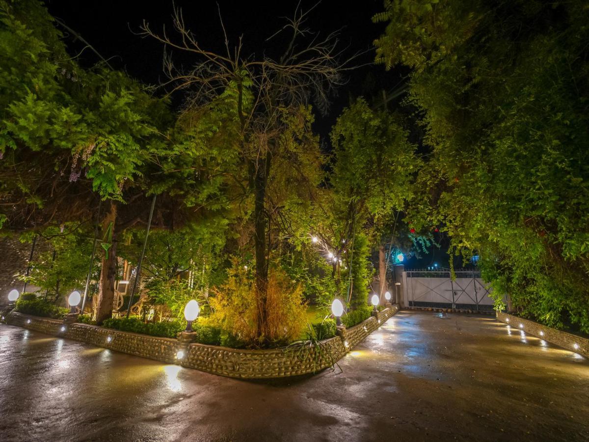 Hotel Mirage Srinagar  Ngoại thất bức ảnh