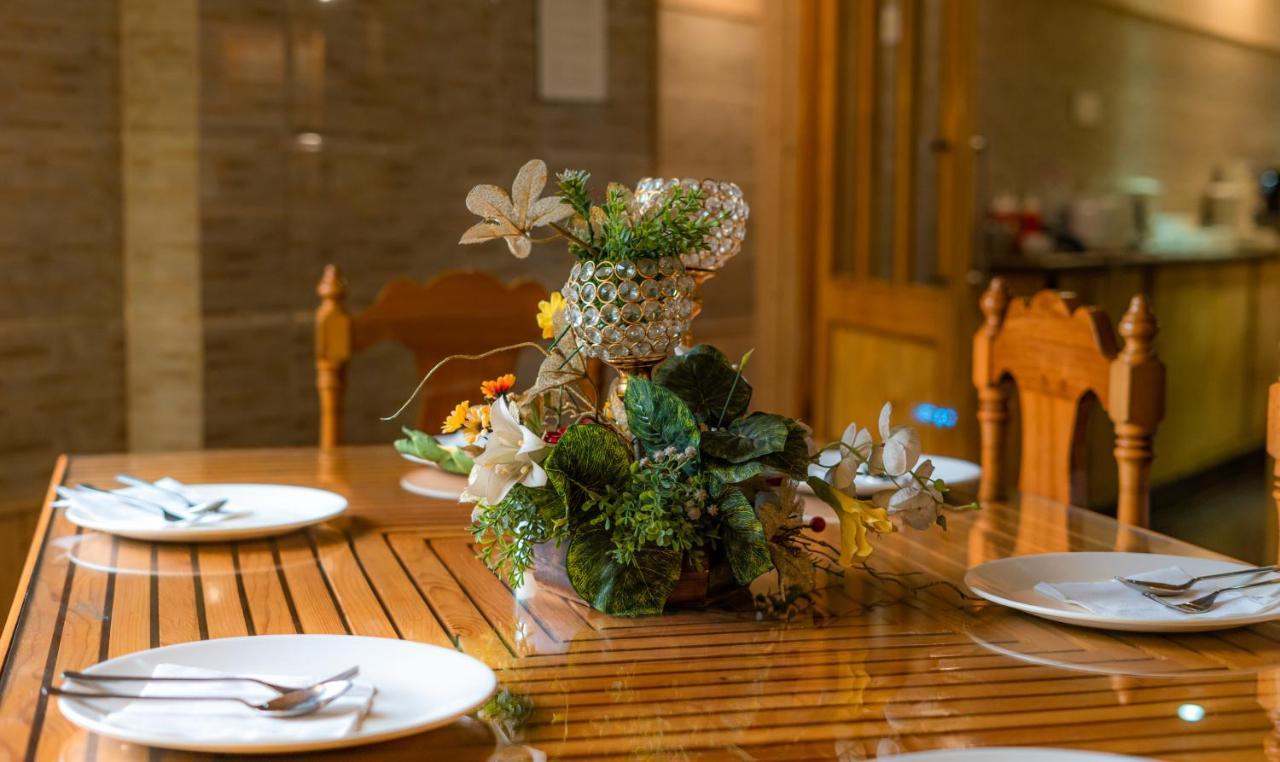 Hotel Mirage Srinagar  Ngoại thất bức ảnh