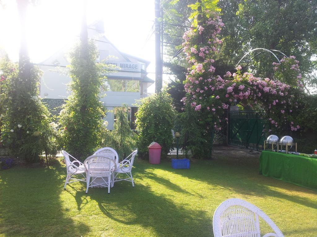 Hotel Mirage Srinagar  Ngoại thất bức ảnh